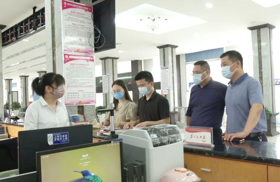 西洞庭“走流程、解难题、优服务”任立深入政务服务大厅体验办事流程