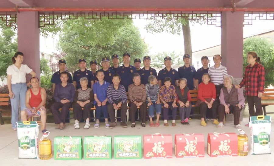 粽香四溢 温情端午，区消防救援大队走访慰问区敬老院