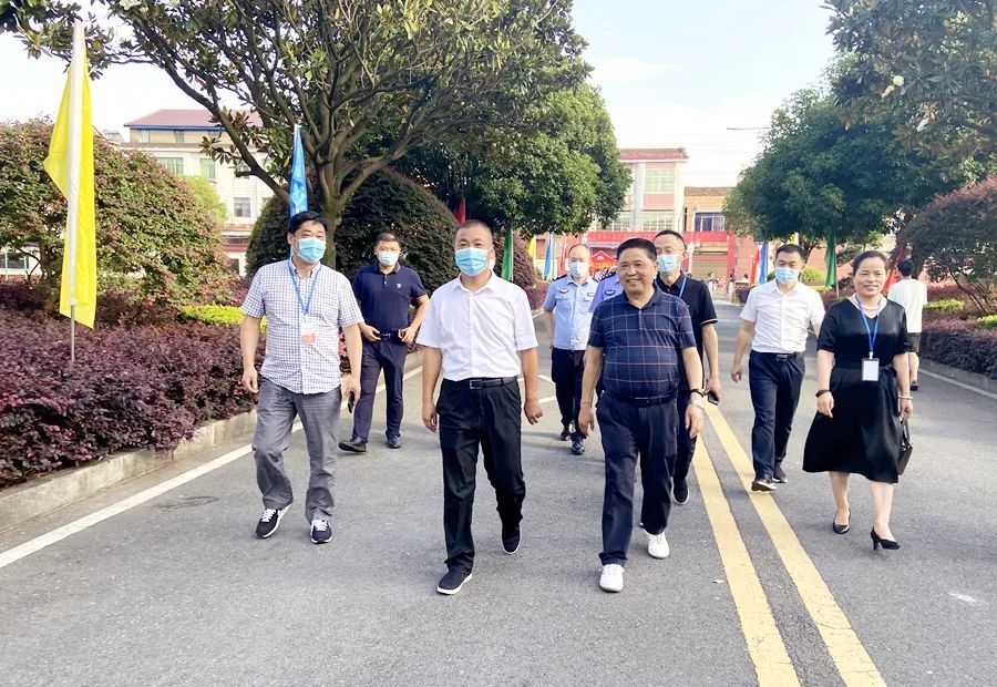 高考前夕，区党委书记刘爱军检查高考备考工作