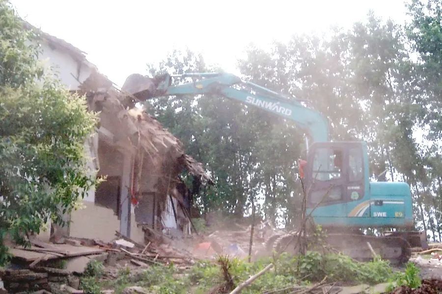 祝丰镇这栋危房今日拆除！