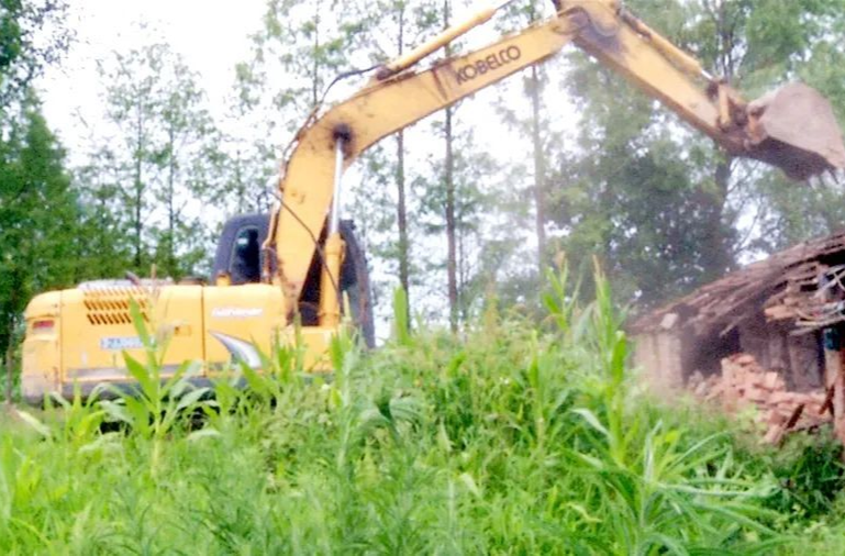 祝丰镇拆除危房不停步！