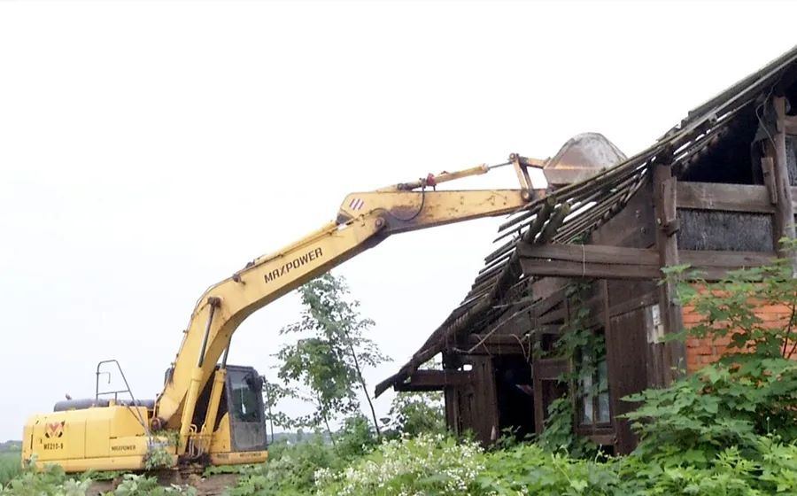 祝丰镇拆除一处危房！