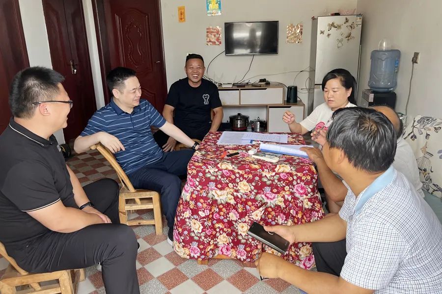 李智勇走访慰问联点脱贫户