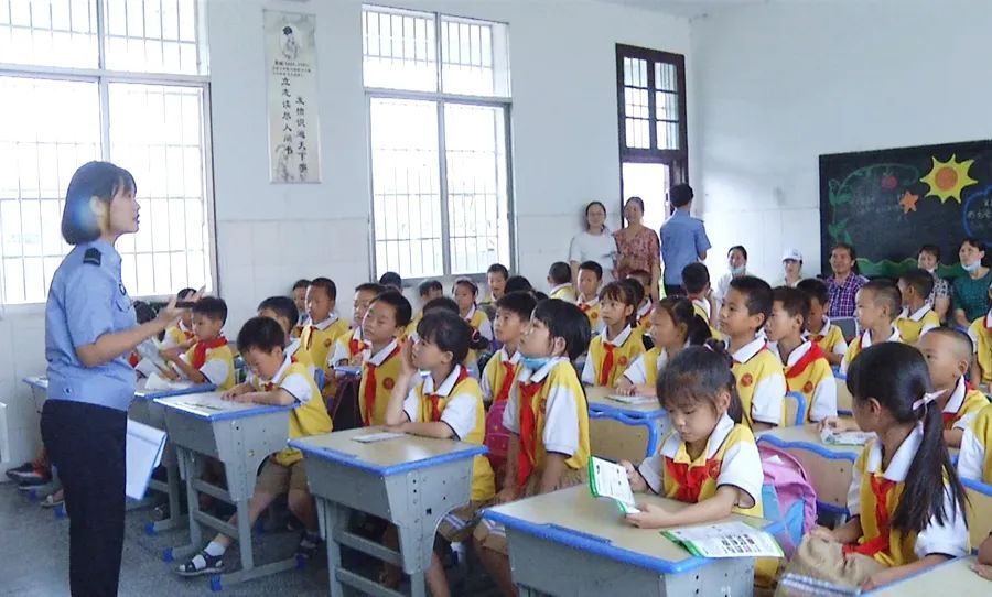 祝丰镇开展法制宣传与学生安全教育巡讲