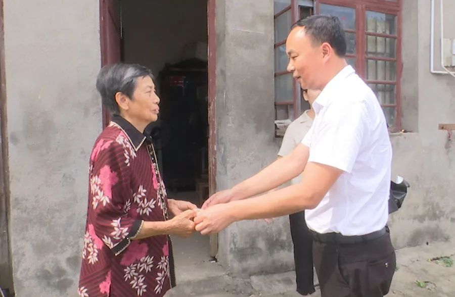 郭蕾走访慰问市级、区级党内关怀帮扶对象