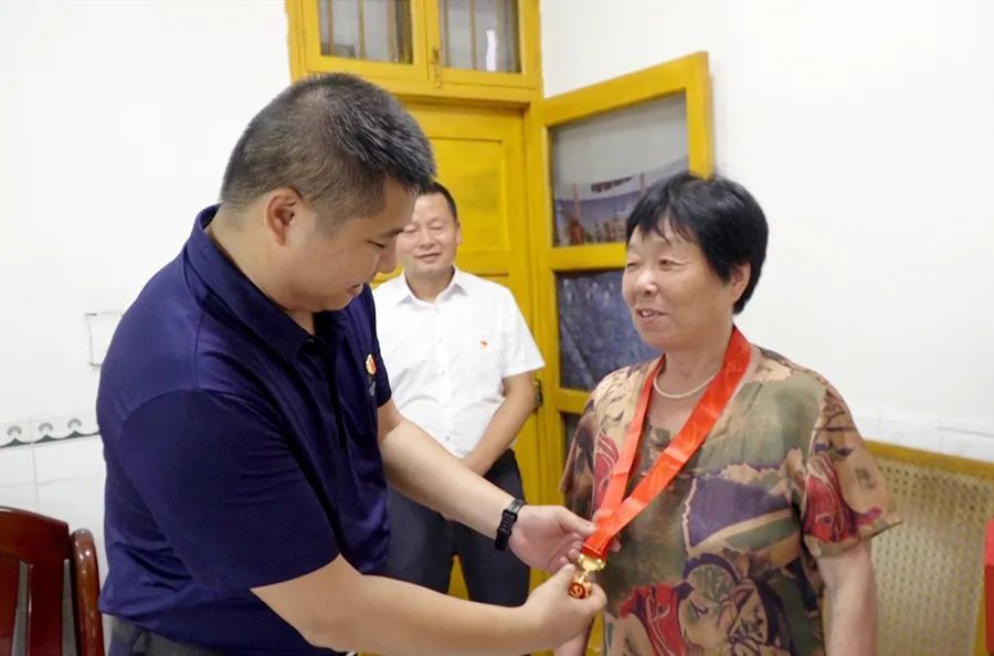 吴籽剑走访慰问老党员及市级党内关怀帮扶对象