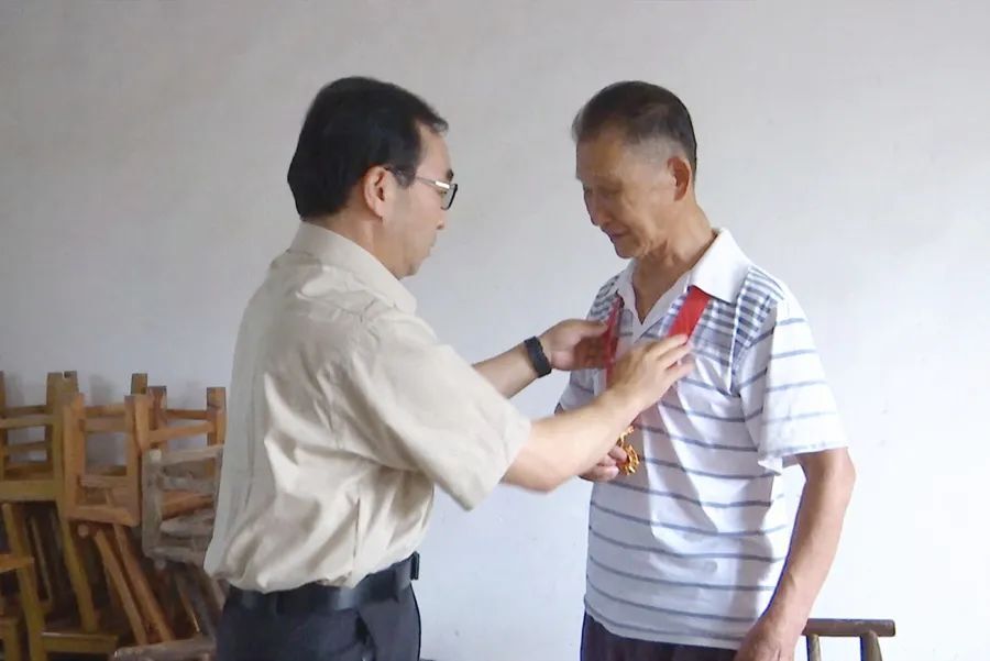 刘建强走访慰问“光荣在党50年”老党员和区级党内关怀帮扶对象