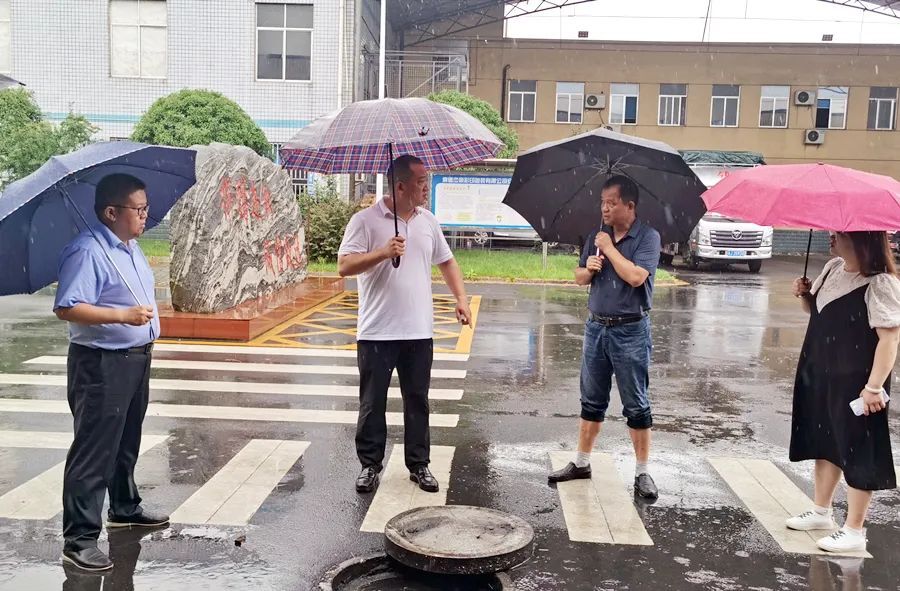 王亮实地督导园区、金凤街道防汛工作