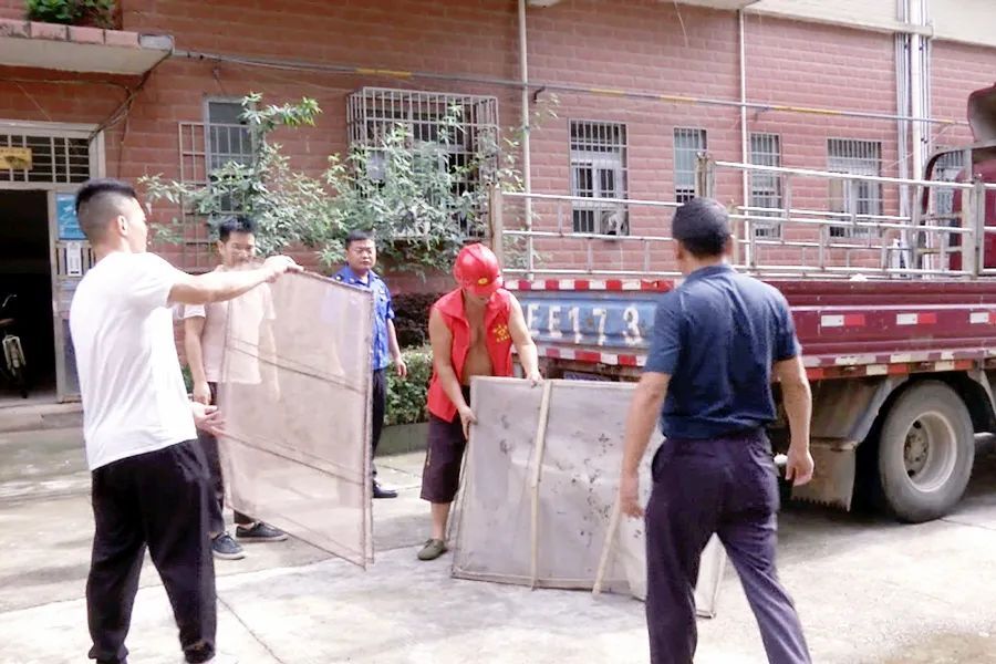 龙泉街道：清理乱堆乱码现象 助力国家卫生城镇创建