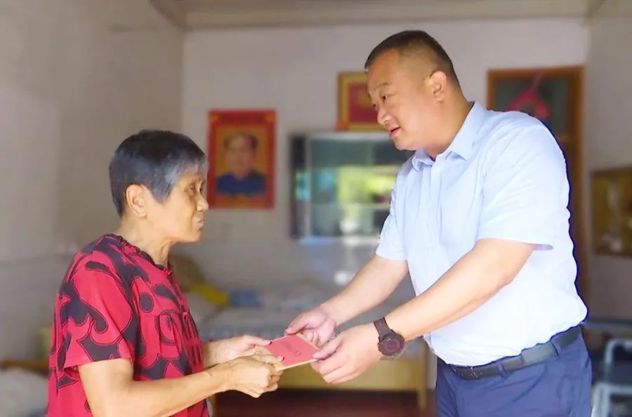 浓浓关怀送温情！王亮走访慰问“光荣在党50年”老党员和市级党内关怀对象