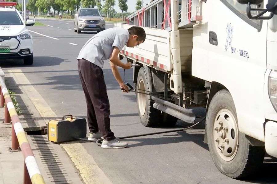 【交通顽瘴痼疾整治】联合行动，随机抽测——西洞庭多部门联合开展柴油车辆尾气排放检测行动