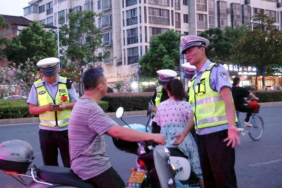 【交通顽瘴痼疾整治】区交警大队开展夜查常态化行动 筑牢交通安全防线