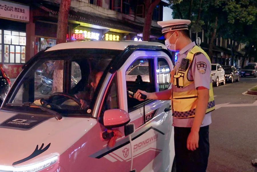 【交通顽瘴痼疾整治】区交警大队持续开展夜查酒驾整治行动