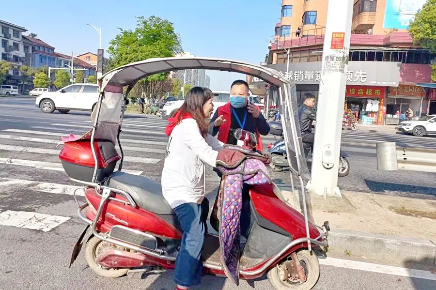 龙泉街道积极开展文明交通劝导志愿服务活动
