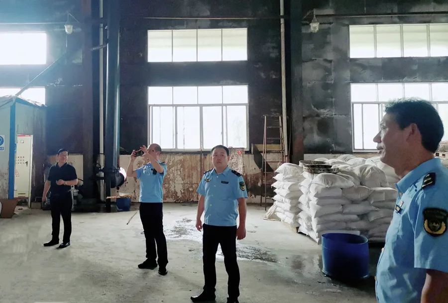 “利剑”行动 | 西洞庭生环分局排查企业环境风险隐患，对环境违法行为“零容忍”