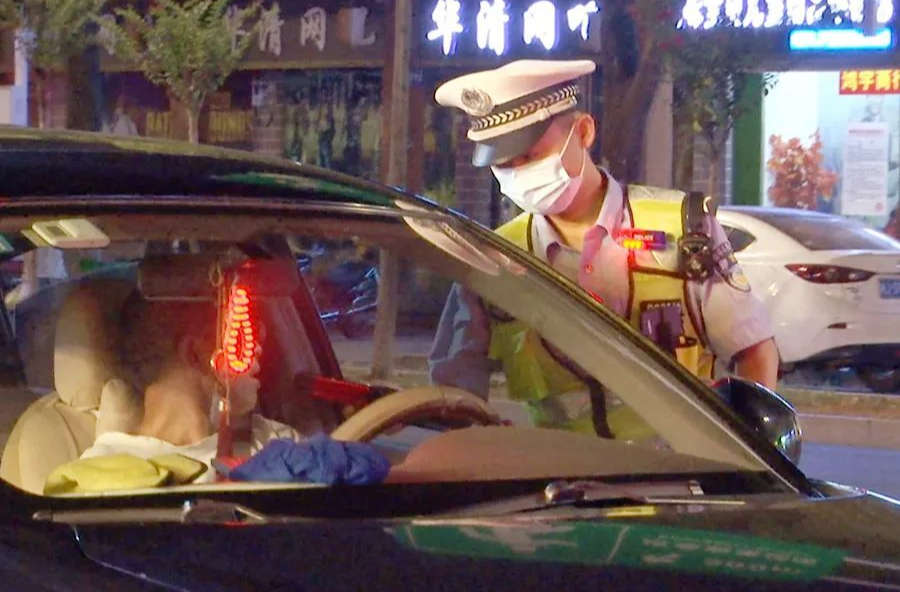 【交通顽瘴痼疾整治】区公安分局交警大队开展设卡盘查整治行动