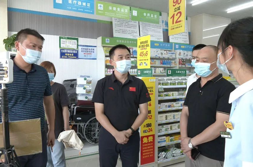 郑涵文实地督导我区部分公共服务场所疫情防控工作