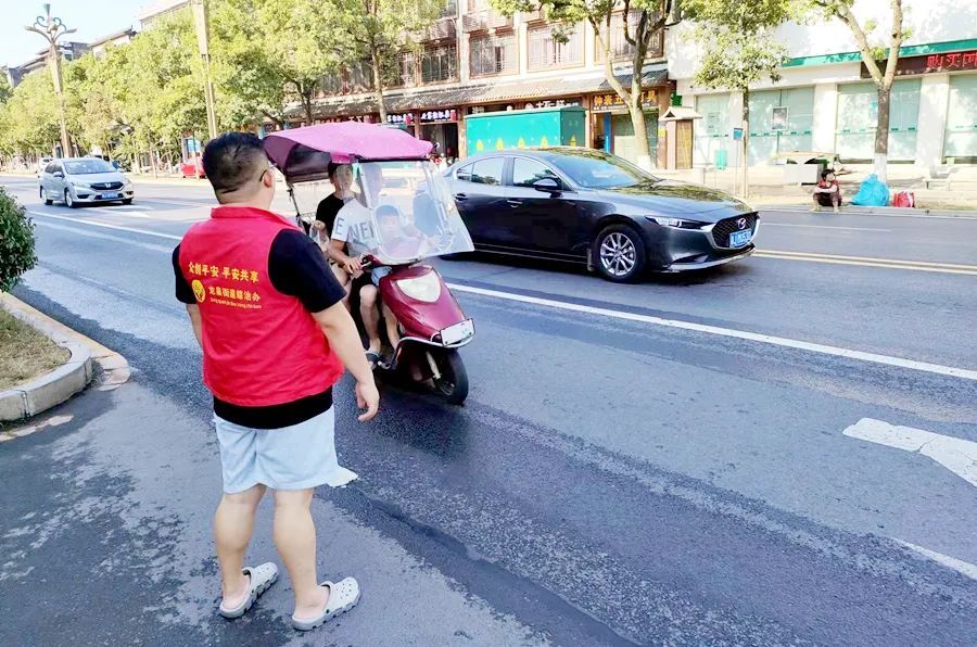 【交通顽障痼疾整治】龙泉街道交通安全宣传“零距离”
