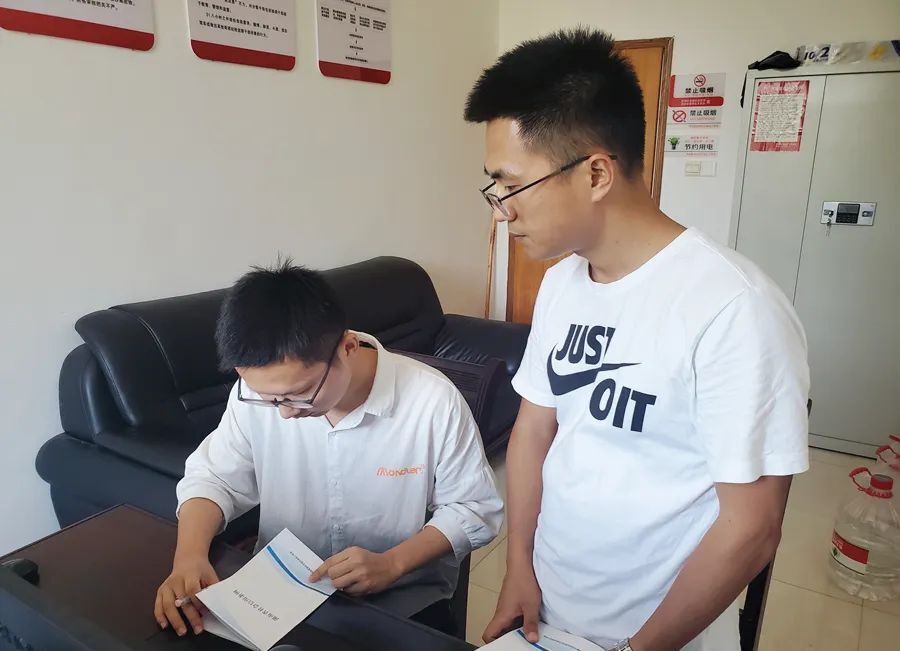 区发改局开展《湖南省社会信用条例》进机关、下企业宣传活动