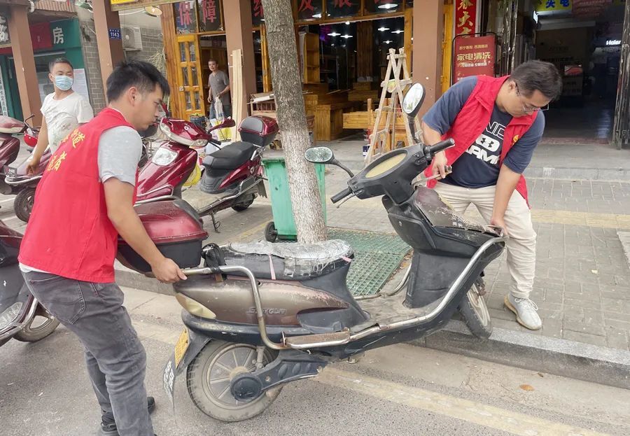 【国家卫生城镇创建】龙泉街道大力整治乱停乱放突出问题