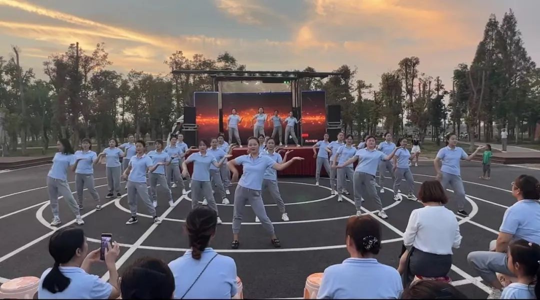 沙河露营基地：中秋教师 “双节”团圆