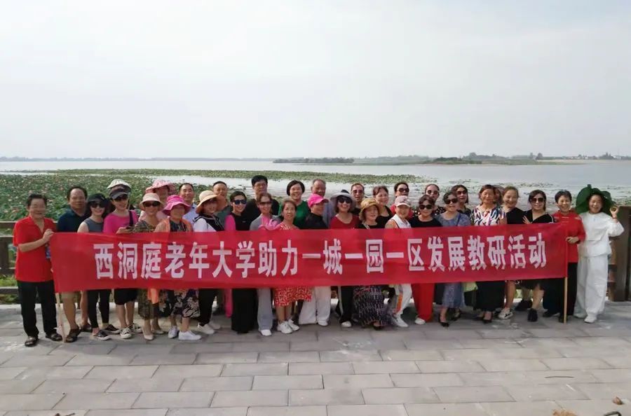 区老年大学开展区内采风活动助力“一城一园一区”建设