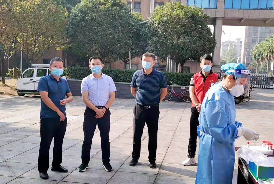 郑涵文深入核酸采样点督导全员核酸检测工作