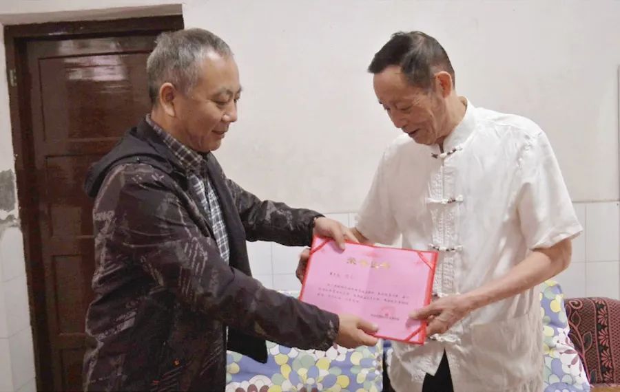 我区退休老干部为农垦博物馆捐赠珍贵资料