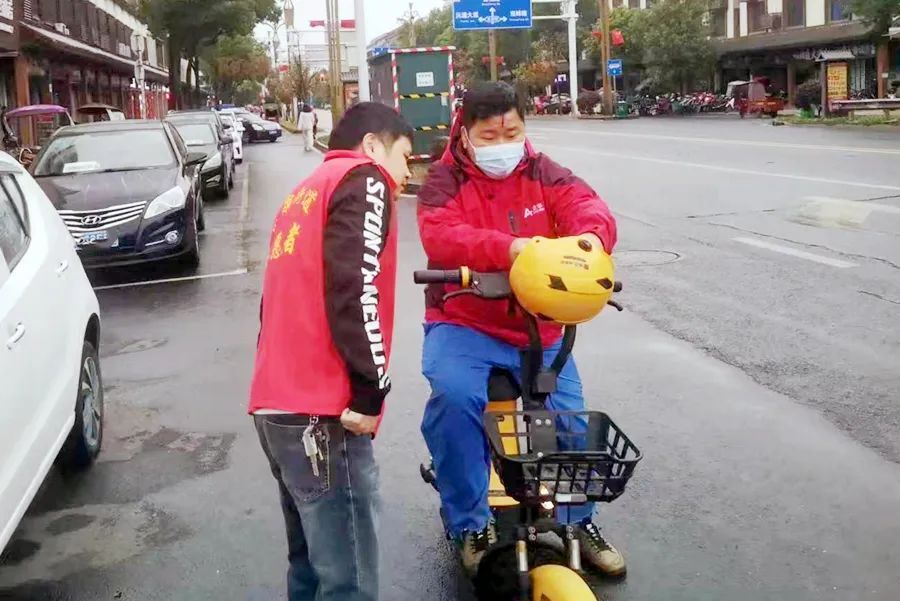 金凤、龙泉在行动！国庆道路稳出行 交通劝导不停歇