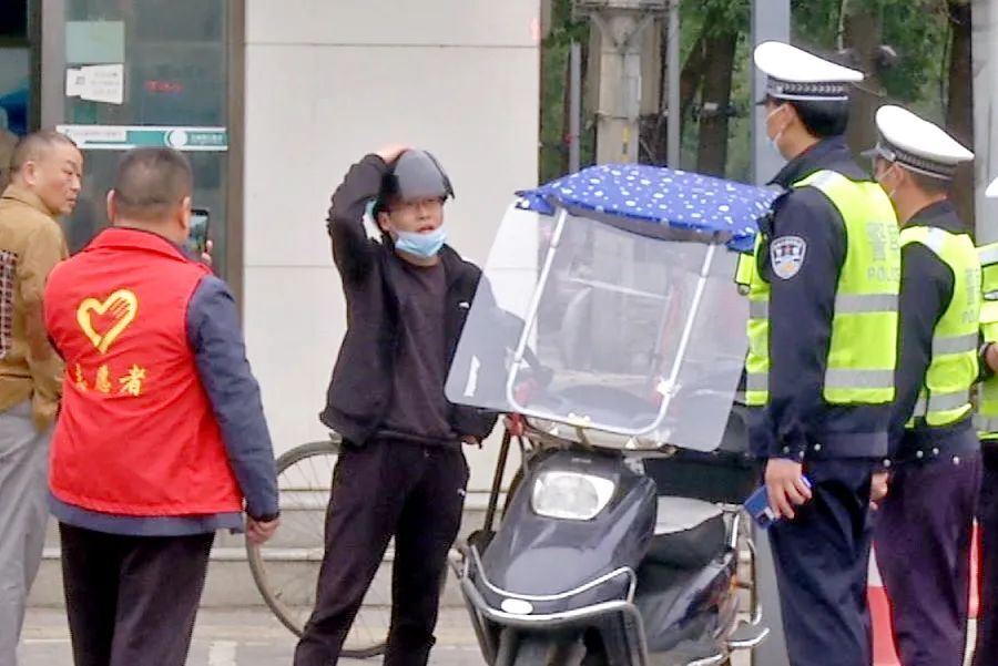 【交通顽瘴痼疾整治】区交警大队联合龙泉街道开展交通安全劝导行动