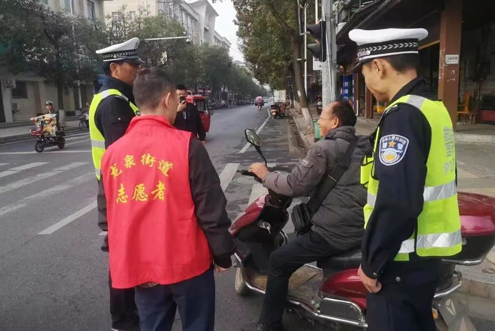 龙泉街道：最美“红马甲” 出行保平安