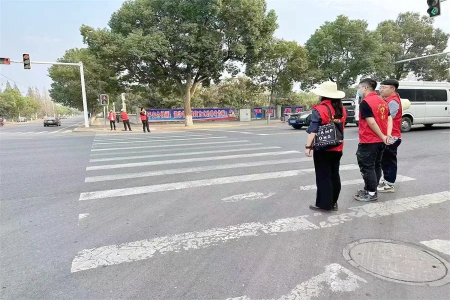 区科工局：积极开展志愿者活动  引导群众积极参与创卫工作