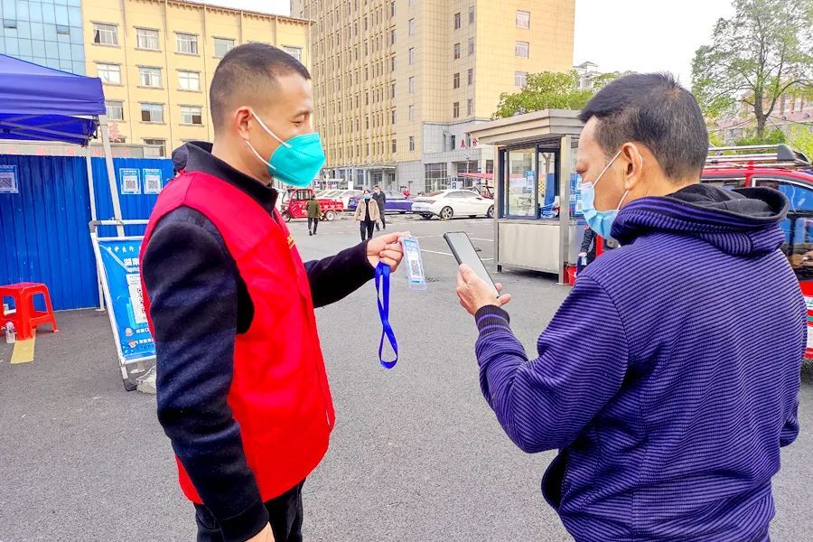 “嘀”！西洞庭严格执行公共场所“逢进必扫”“亮码出行”！