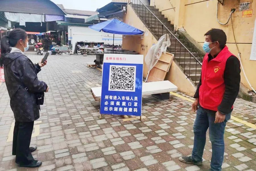 【疫情防控 西洞庭在行动】龙泉街道：疫魔无情人有爱，最是动人“志愿红”