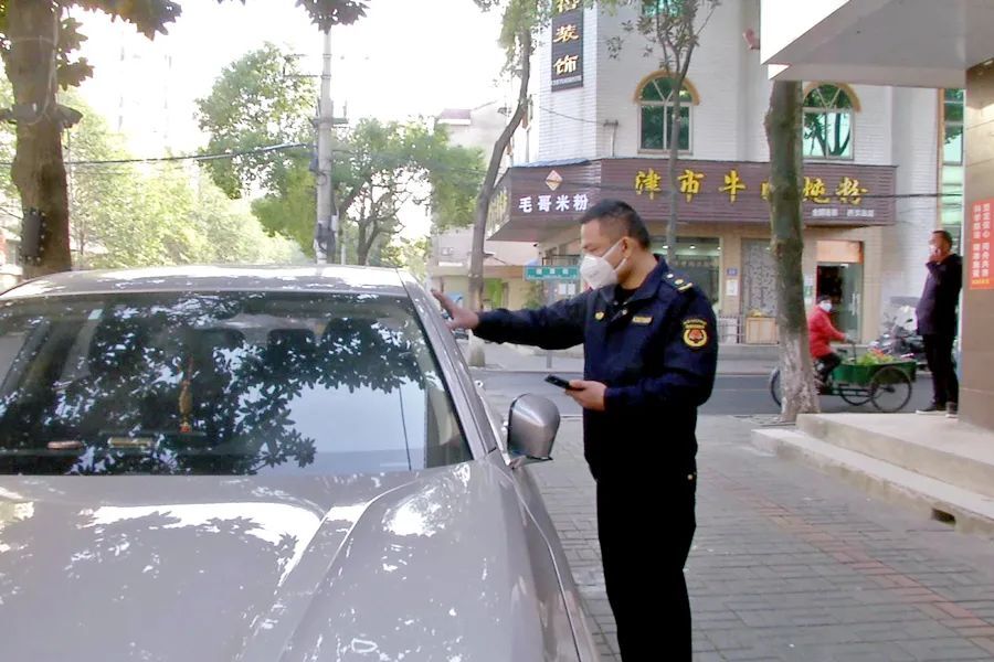 【国家卫生城镇创建】区综合行政执法局：对违停“零容忍”