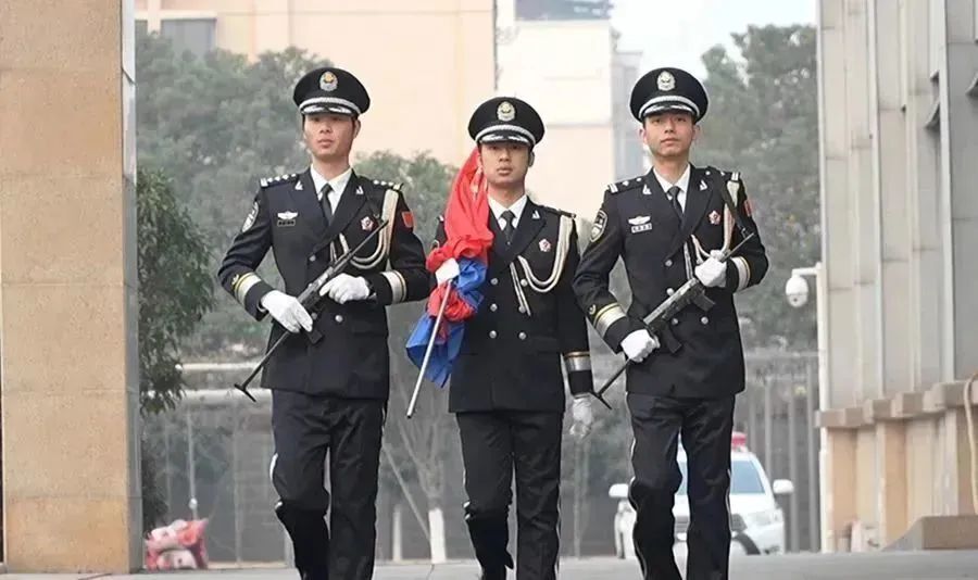 致敬中国人民警察节！西洞庭公安分局举行升旗仪式，宣誓守护平安