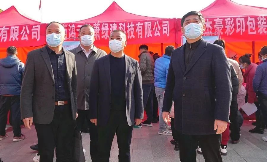 刘爱军现场察看“春风送岗 和谐就业”招聘会时强调 搭建供需桥梁 集聚人才力量 以高质量就业 促进“一城一园一区”发展