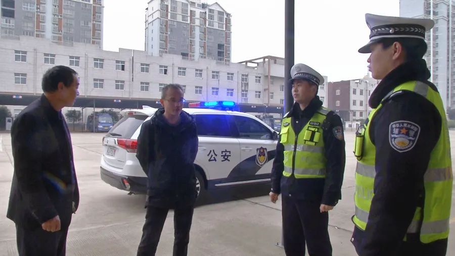 区教育局联合区交警大队开展校车安全检查