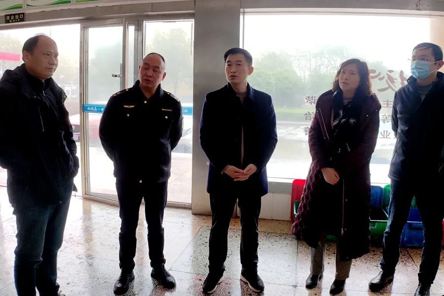 郑涵文带队前往全区各学校开展食品安全检查暨“两个责任”机制工作督导检查