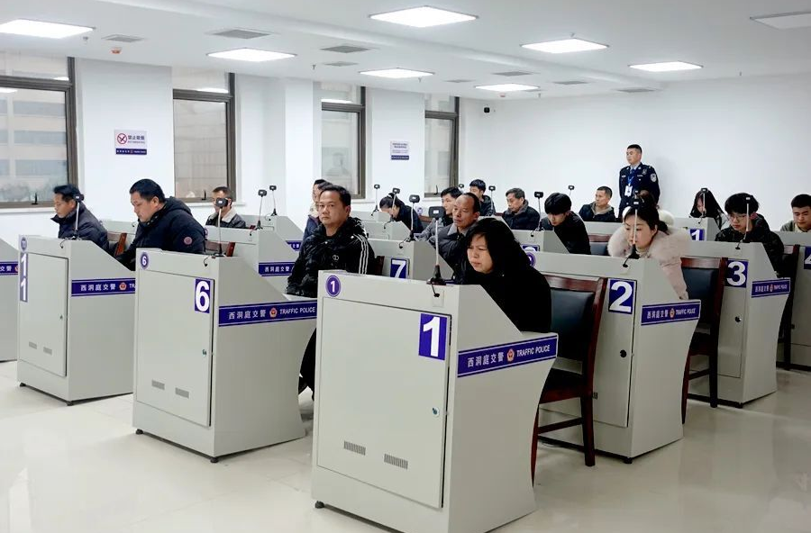 常德市公安局西洞庭分局交警大队理论考场今日揭牌，实现了就近考、快速考！