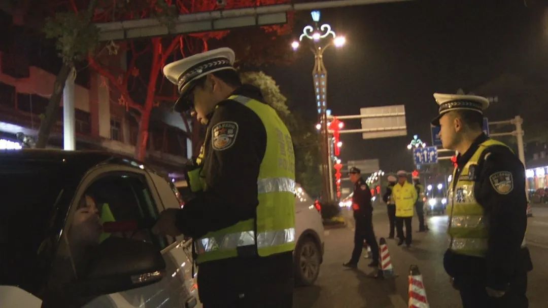 区交警大队设卡夜查为平安“加分”