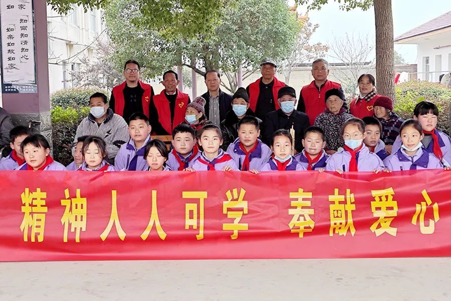 学雷锋精神，我们在行动︱区关工委携手祝丰完小追“锋”少年开展学雷锋志愿服务活动