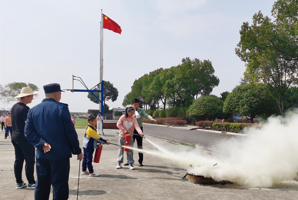 望洲完小：消防“零”距离 安全在我心