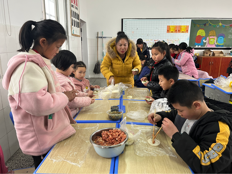 西洞庭祝丰完小：家长助力进课堂，饺香四溢欢乐多
