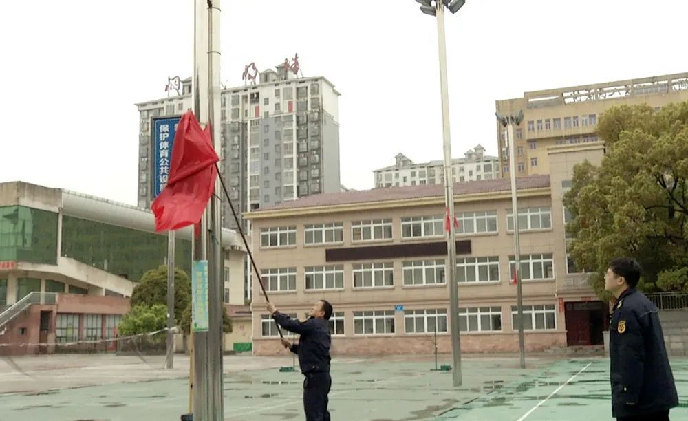 区综合行政执法局开展环境卫生提升行动