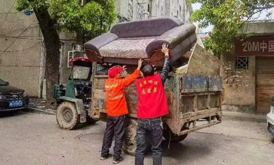 龙泉街道：开展城管综合整治助力爱国卫生运动