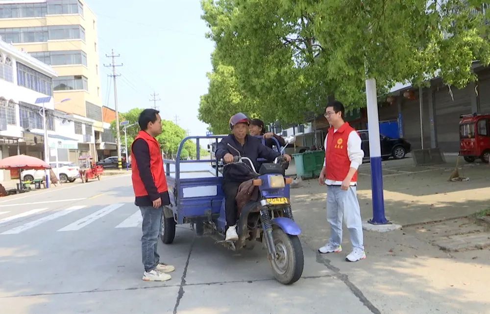 祝丰镇开展交通文明劝导志愿服务活动