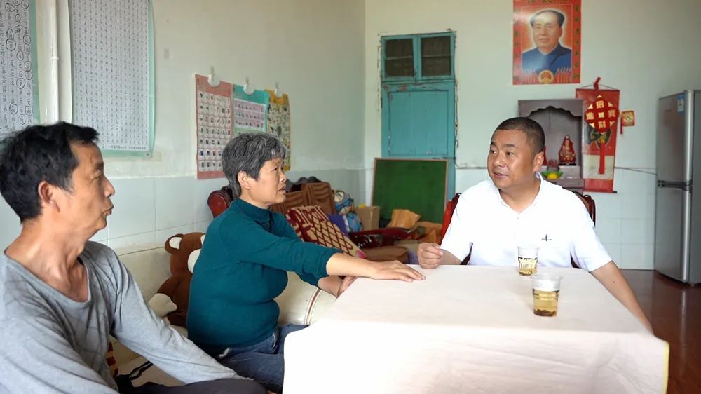 刘爱军走访慰问监测户和脱贫户