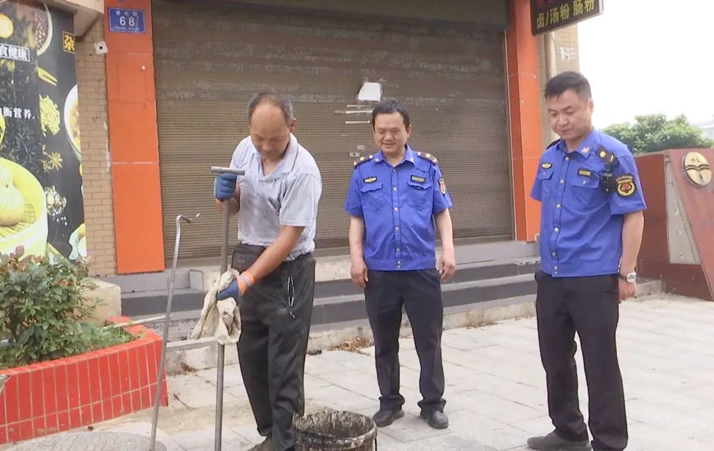 区综合行政执法局全面开展排水设施清淤工作
