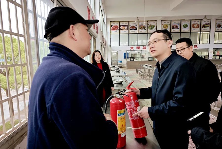 撑起校园安全“保护伞”，筑牢校园安全“防火墙”，区教育局在行动！